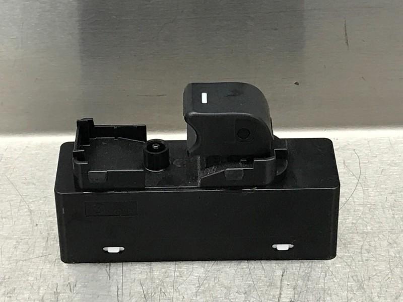 COMMUTATEUR VITRES ELECTRIQUES Mazda CX-5 I (KE,GH), Dhr. M. Roggen, Mazda, Stadsweg 37 37
9917 PV  WIRDUM GR., NL, Utilisé