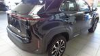 Toyota Yaris Cross DYNAMIC PLUS + COMFORT PACK (bj 2024), Auto's, Automaat, Stof, Gebruikt, Zwart
