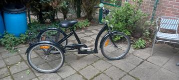 zwarte driewieler met grote achtermand, perfecte staat