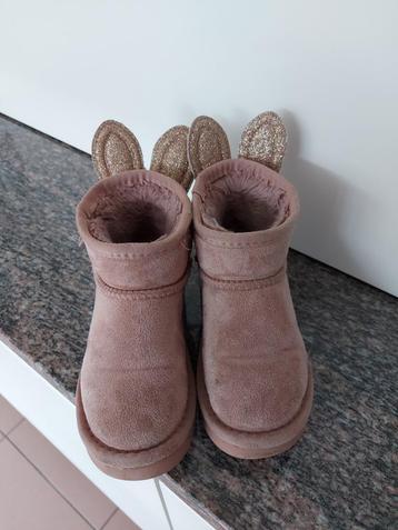 Kinderlaarsjes oud-roze met konijnenoortjes beschikbaar voor biedingen