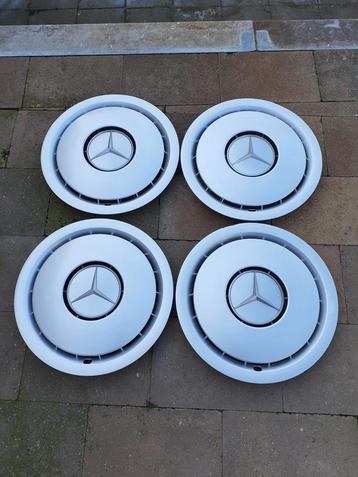Mercedes wieldoppen 124, 190 beschikbaar voor biedingen