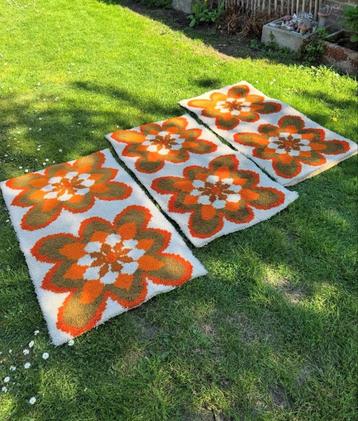 Tapijt jaren 70 oranje bloemen  beschikbaar voor biedingen