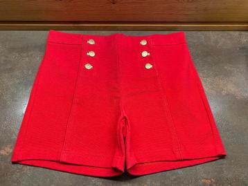 Dames short rood beschikbaar voor biedingen
