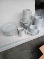 10 tassen en ondertasse,8 borden en melkpotje, Huis en Inrichting, Keuken | Servies, Ophalen of Verzenden, Bord(en)