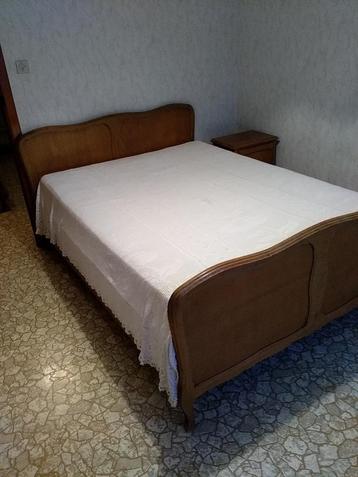 Houten bed en nachtkastje beschikbaar voor biedingen