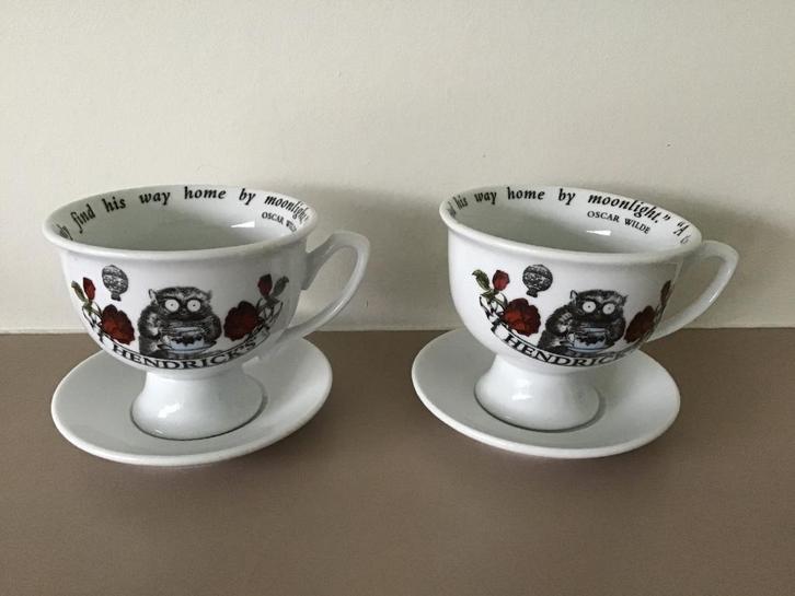 Hendrick's gin, theekop en schotel, Oscar Wilde Quot, Antiek en Kunst, Curiosa en Brocante, Ophalen of Verzenden
