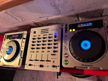 DJ set: 2x Pioneer CDJ-800 MK2 met MP3& JB Systems MX4 mixer