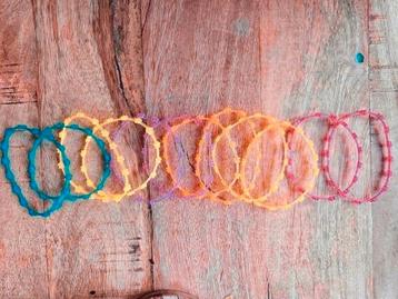 Partij uitgooi carnaval armbandjes ca30.000-35000 nieuw beschikbaar voor biedingen