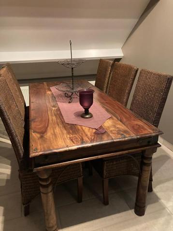 Eetkamer Koloniale stijl: tafel, stoelen en kast beschikbaar voor biedingen