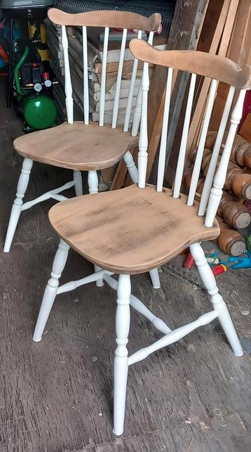 Houten stoelen beschikbaar voor biedingen