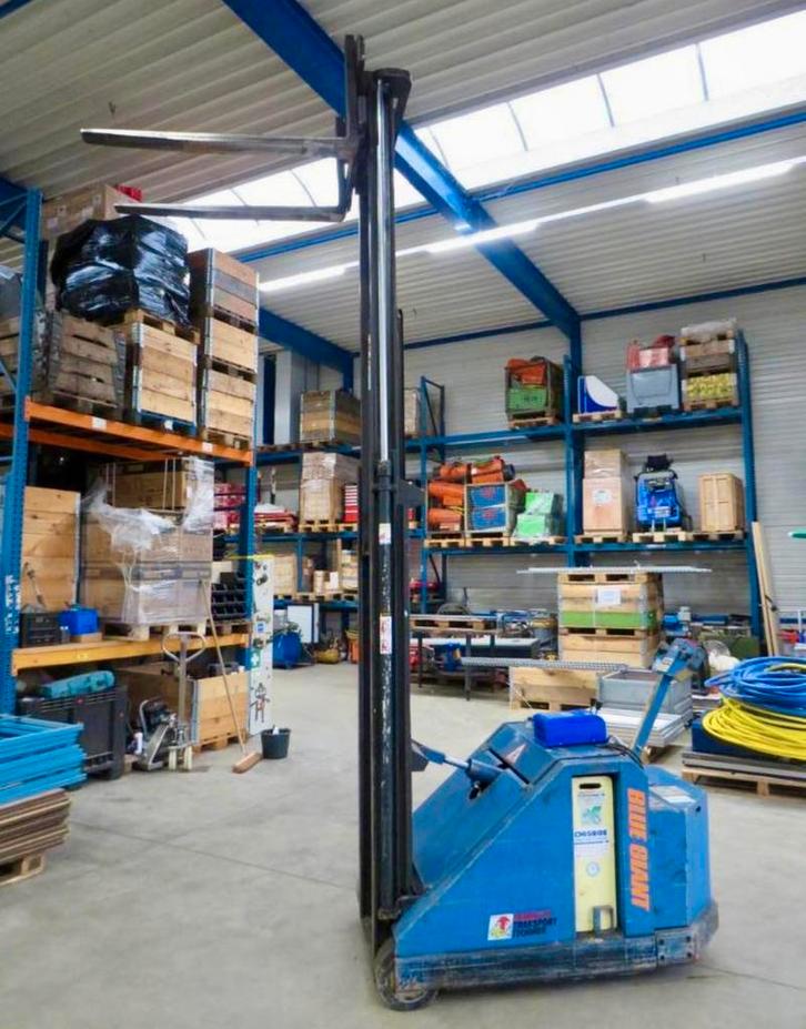 Palletstapelaar blue giant 2000kg hefvermogen stapelaar, Zakelijke goederen, Machines en Bouw | Heftrucks en Intern transport