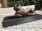 bronzen abstracte liggende  kat poezen beeld op marmer, Antiek en Kunst, Ophalen of Verzenden