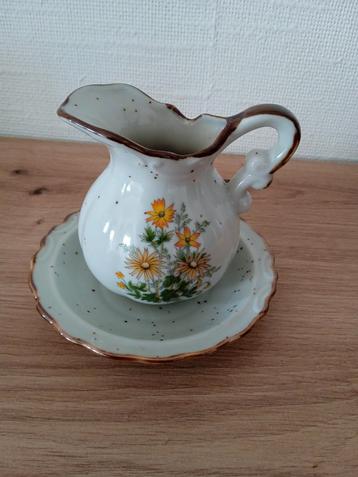 Vintage keramische melkpot met schoteltje beschikbaar voor biedingen