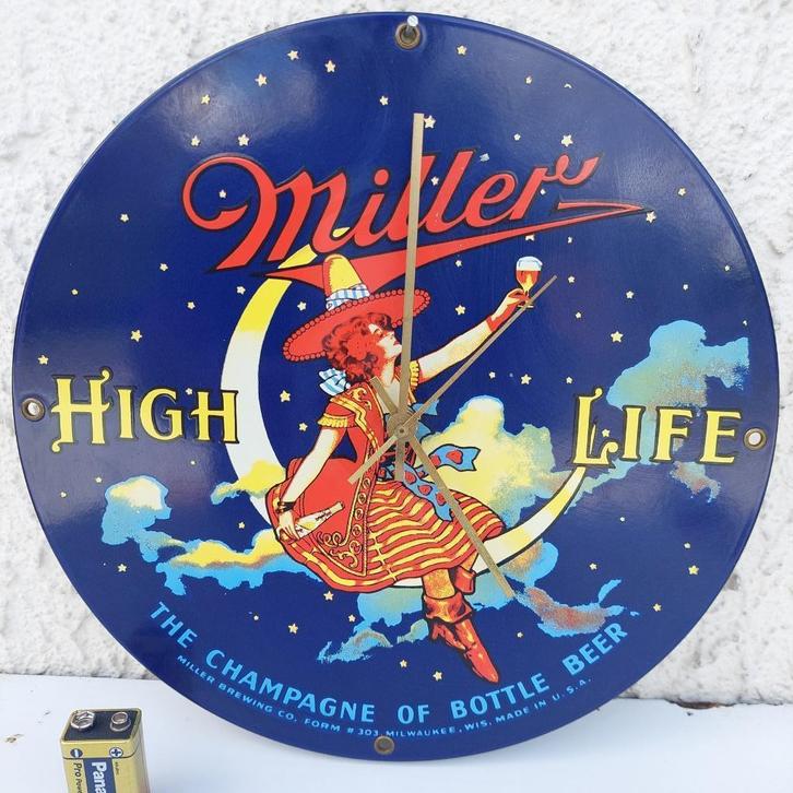 GEËMAILLEERDE PLAAT MILLER HIGH BEER LIFE CLOCK  MADE IN USA, Verzamelen, Merken en Reclamevoorwerpen, Zo goed als nieuw, Reclamebord