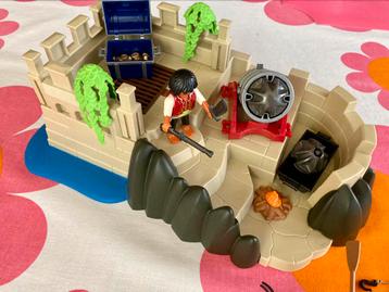 Playmobil piratenvesting met diverse toebehoren.