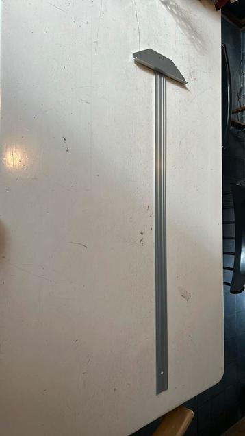 Metalen tekenlat beschikbaar voor biedingen