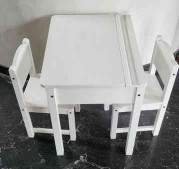 Bureau voor kleine kinderen  beschikbaar voor biedingen