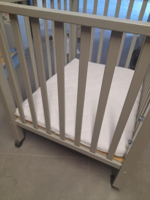 Proper en stevig kinderpark / kinderbedje met matrasje, Kinderen en Baby's, Babyparken, Gebruikt, Rechthoekig, In hoogte verstelbaar