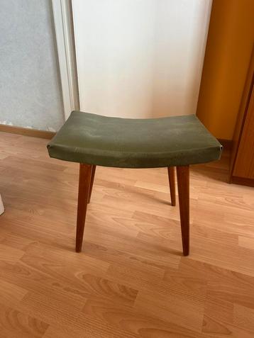 Vintage voetbankje beschikbaar voor biedingen