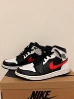 NIKE AIR JORDAN 1 MID Black Chile Red White, Ophalen, Zwart, Sneakers, Gedragen