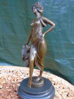 Een dansende vrouw, haar in bloemen in brons gesigneerd., Antiek en Kunst, Ophalen of Verzenden, Brons