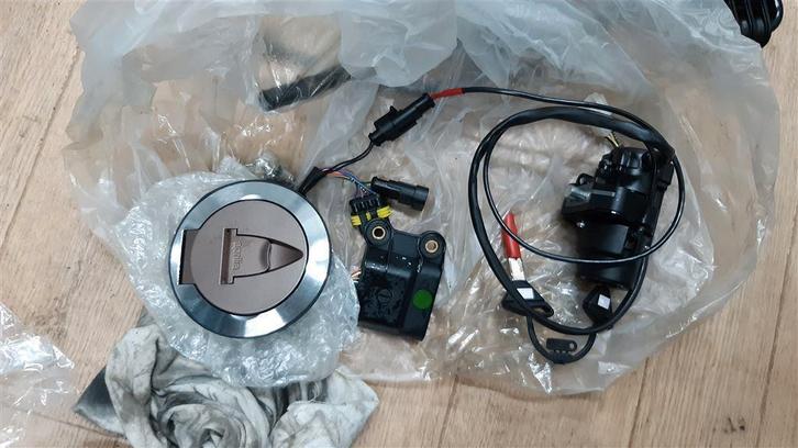 aprilia 13B mille RSV1000 factory 2004 tot 2006 slotenset ni, Motoren, Onderdelen | Overige, Nieuw, Ophalen of Verzenden