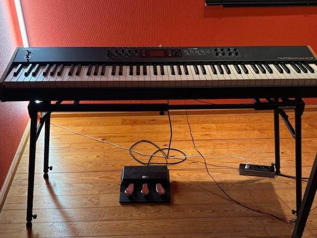 Numa gt X  piano, Musique & Instruments, Claviers, Comme neuf, 88 touches, Autres marques, Sensitif, Avec pied, Enlèvement
