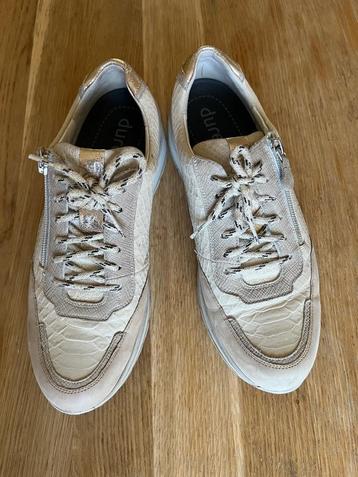 1 paar beige dames veterschoenen van Durea beschikbaar voor biedingen