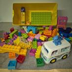 Duplo bouwstenen in doos en autootje met 3 poppetjes, Kinderen en Baby's, Ophalen of Verzenden, Zo goed als nieuw, Duplo
