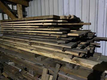 Grote stapel eikenhout winddroog planken eik beschikbaar voor biedingen