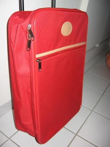 Set kleine handkoffers, in rode kleur. Dimensie beschikbaar voor biedingen