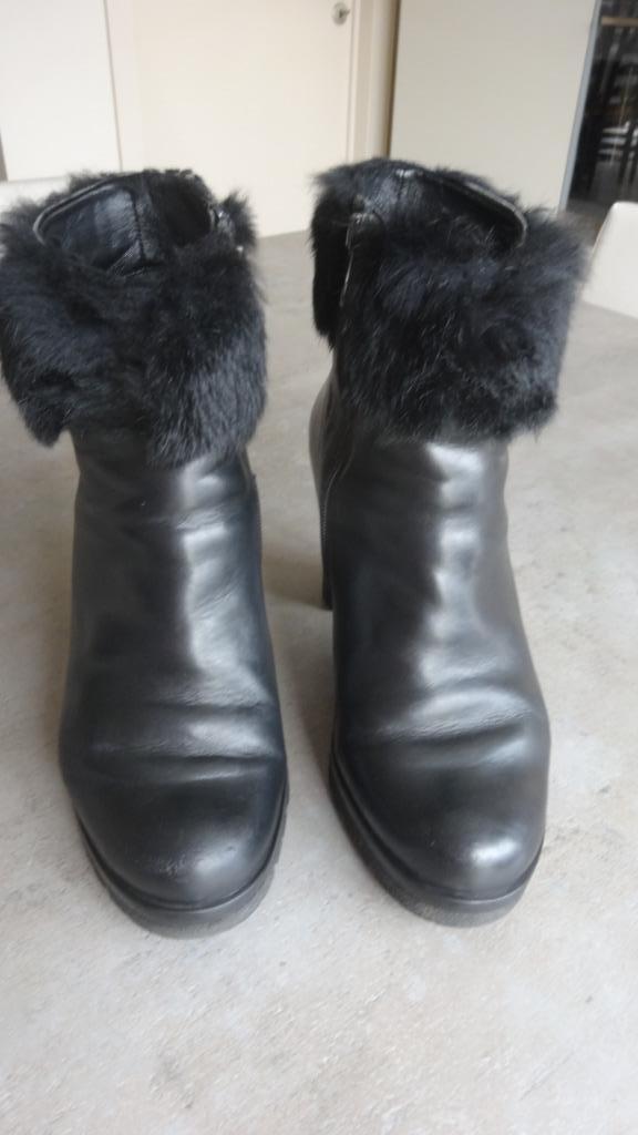 Korte winterlaarsjes, Kleding | Dames, Schoenen, Zo goed als nieuw, Zwart, Ophalen of Verzenden