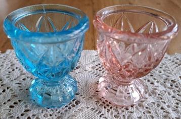 Frans brocante blauwe glazen eierdopje beschikbaar voor biedingen