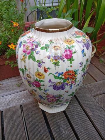 Kleurrijke vaas Boch Frères – Collection “Fleur de Saxe” beschikbaar voor biedingen