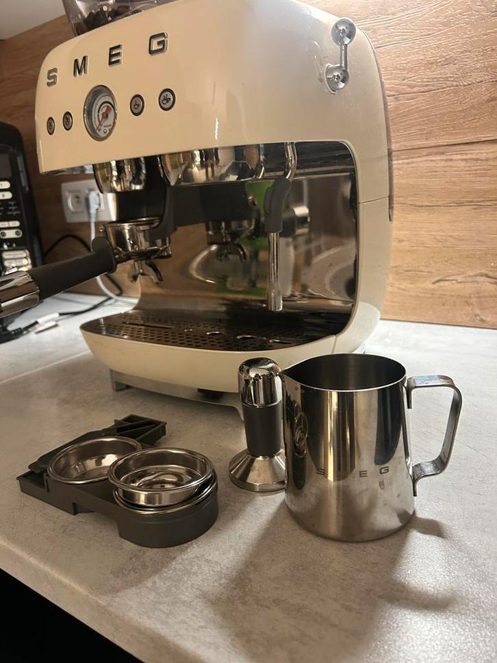 Machine à café SMEG avec broyeur, Electroménager, Cafetières, Comme neuf, Café en grains, Machine à espresso, 2 à 4 tasses, Réservoir d'eau amovible