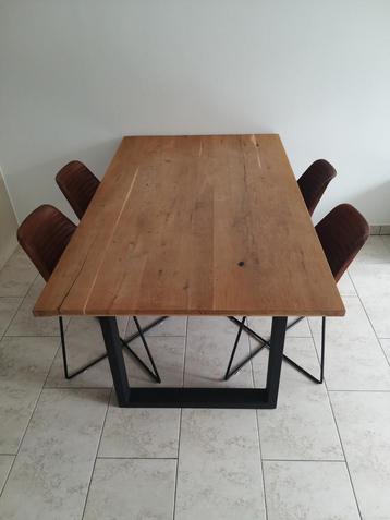 Eettafel met 4 stoelen beschikbaar voor biedingen