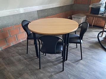 Table à manger ronde avec 3 chaises assorties, Maison & Meubles, Tables | Tables à manger, Quatre personnes, Rond, Comme neuf