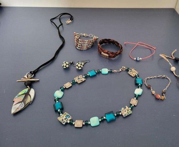 Bijoux colliers divers cadeaux sympas pas chers, Bijoux, Sacs & Beauté, Colliers, Comme neuf, Autres matériaux, Noir, Avec pendentif