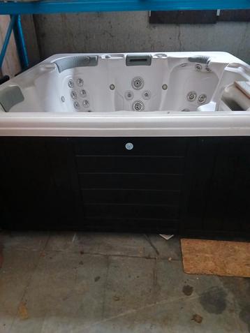 Jacuzzi gratis geleverd geplaatst en 1j garantie  beschikbaar voor biedingen
