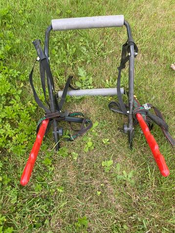 Fietsrek aan achterklep wagen bevestigen beschikbaar voor biedingen