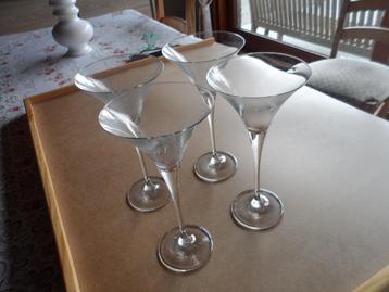 4 hoge(24cm) speciale glazen beschikbaar voor biedingen