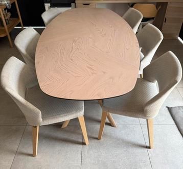 Deftige eikenhouten tafel + 6 stoelen beschikbaar voor biedingen