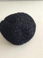 Warme nerts en astrakan hoedje, Ophalen, Gedragen, Muts