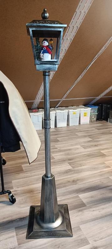 Kerstlantaarn met sneeuwman en muziek beschikbaar voor biedingen