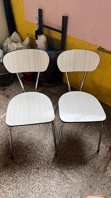 2 chaises en formica disponible aux enchères