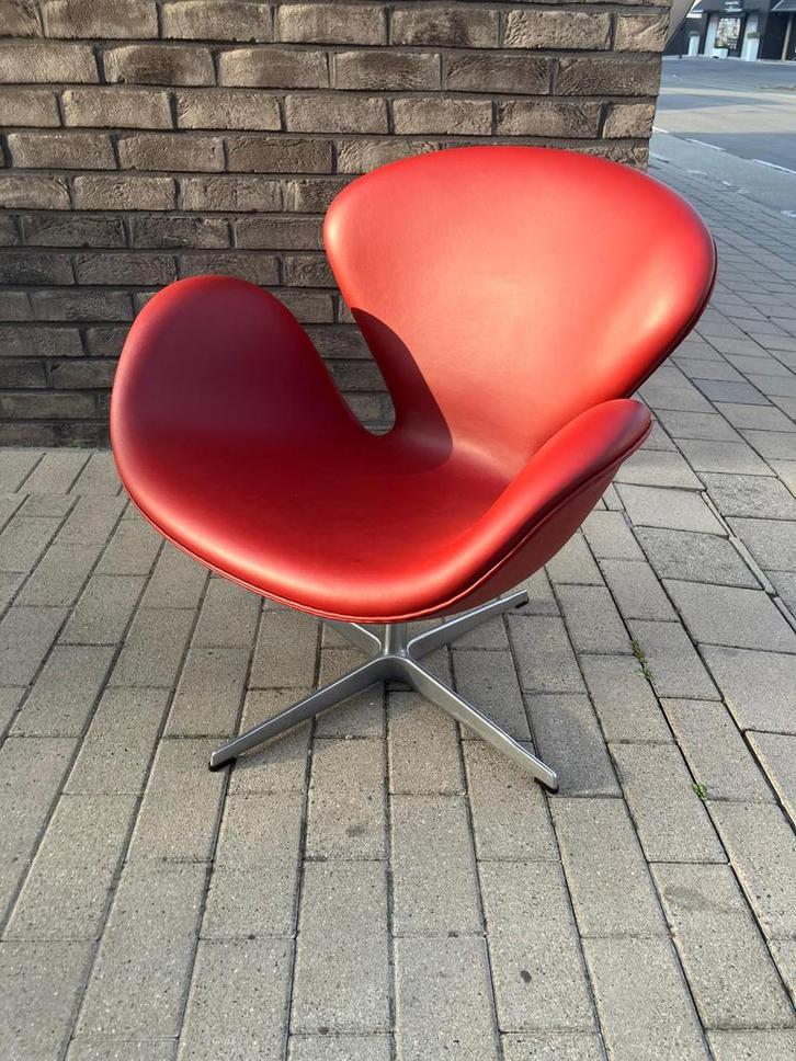 Fritz Hansen Swan chair Indian red (Burgundy) leder Nieuw!!, Huis en Inrichting, Zetels | Voetbanken en poefs, Ophalen of Verzenden