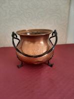 Vintage handgehamerde koperen pot met smeedijzeren hengsel, Antiek en Kunst, Ophalen of Verzenden, Koper