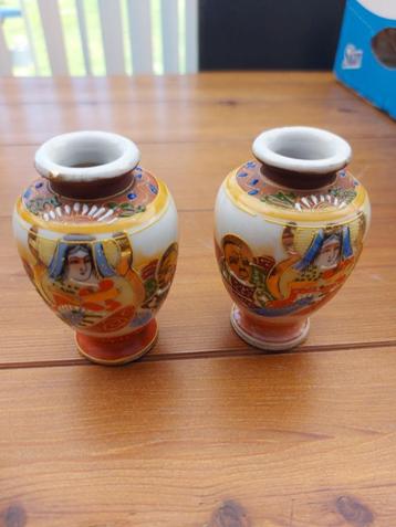 Vintage porseleinen Japanse Satsuma Moriage vaasjes beschikbaar voor biedingen