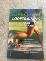Boek - looptraining van joggen tot marathon - Paul van Den B, Boeken, Sportboeken, Gelezen, Ophalen of Verzenden