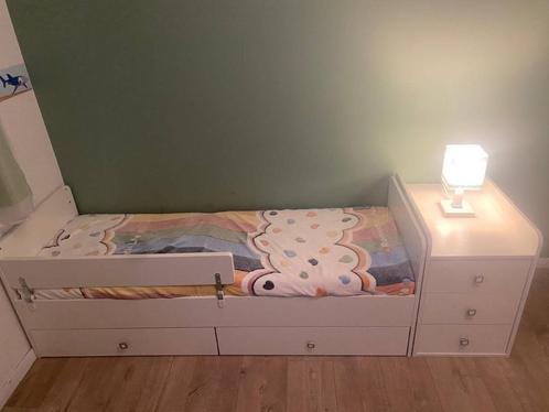 Kinderbed met nachtkastje en commode/kleerkast te koop, Huis en Inrichting, Slaapkamer | Complete slaapkamers, Zo goed als nieuw